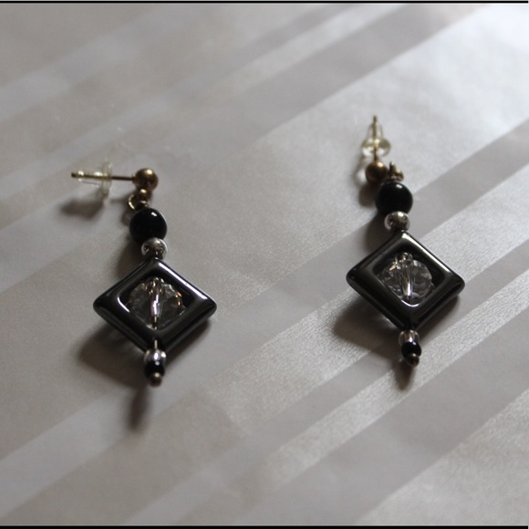 Glass bead necklace and earring set. - Picture 2 of 3